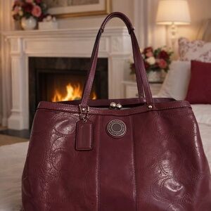 Coach Signature Stitch Patent Leather Kiss Lock shoulder bag (Read Description )